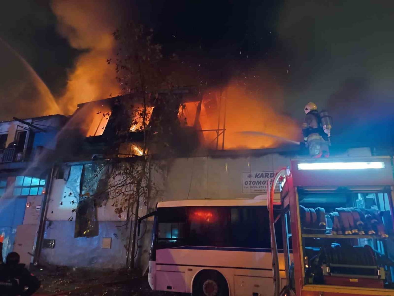 BURSA’NIN OSMANGAZİ İLÇESİNDE, OTOMOTİV VE TURİZM HİZMETİ VEREN BİR İŞ YERİNDE ÇIKAN YANGIN KISA...