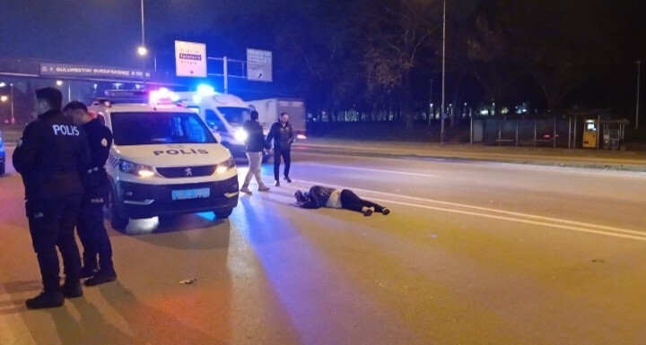 BURSA’NIN OSMANGAZİ İLÇESİNDE YOLUN KARŞISINA GEÇMEYE ÇALIŞAN MEHMET MURAT Ö.’YE OTOMOBİL ÇARPTI....