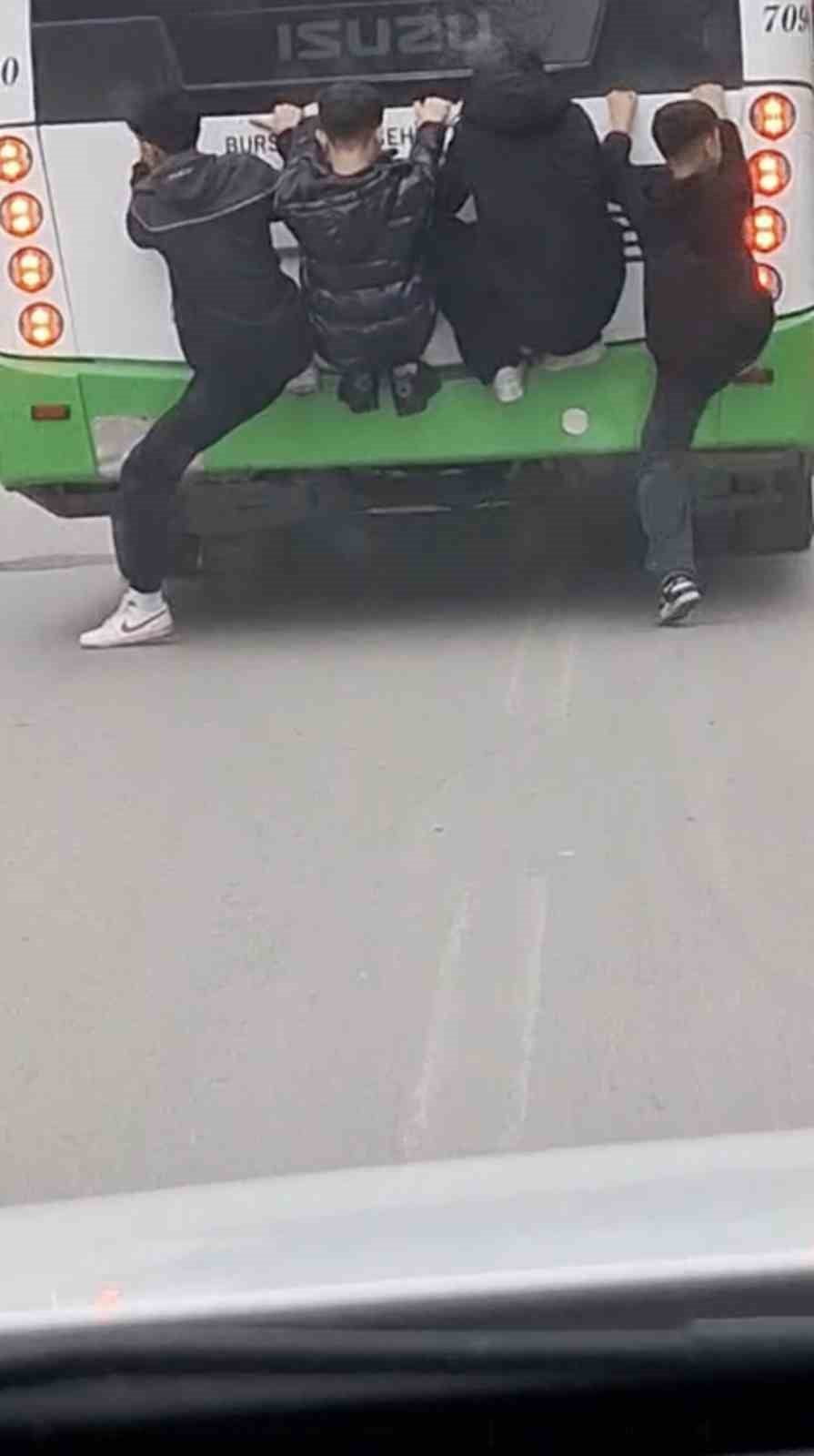 BURSA’NIN YILDIRIM İLÇESİ MİLLET MAHALLESİ’NDE SEYİR HALİNDEKİ ÖZEL HALK OTOBÜSÜNÜN ARKASINA...