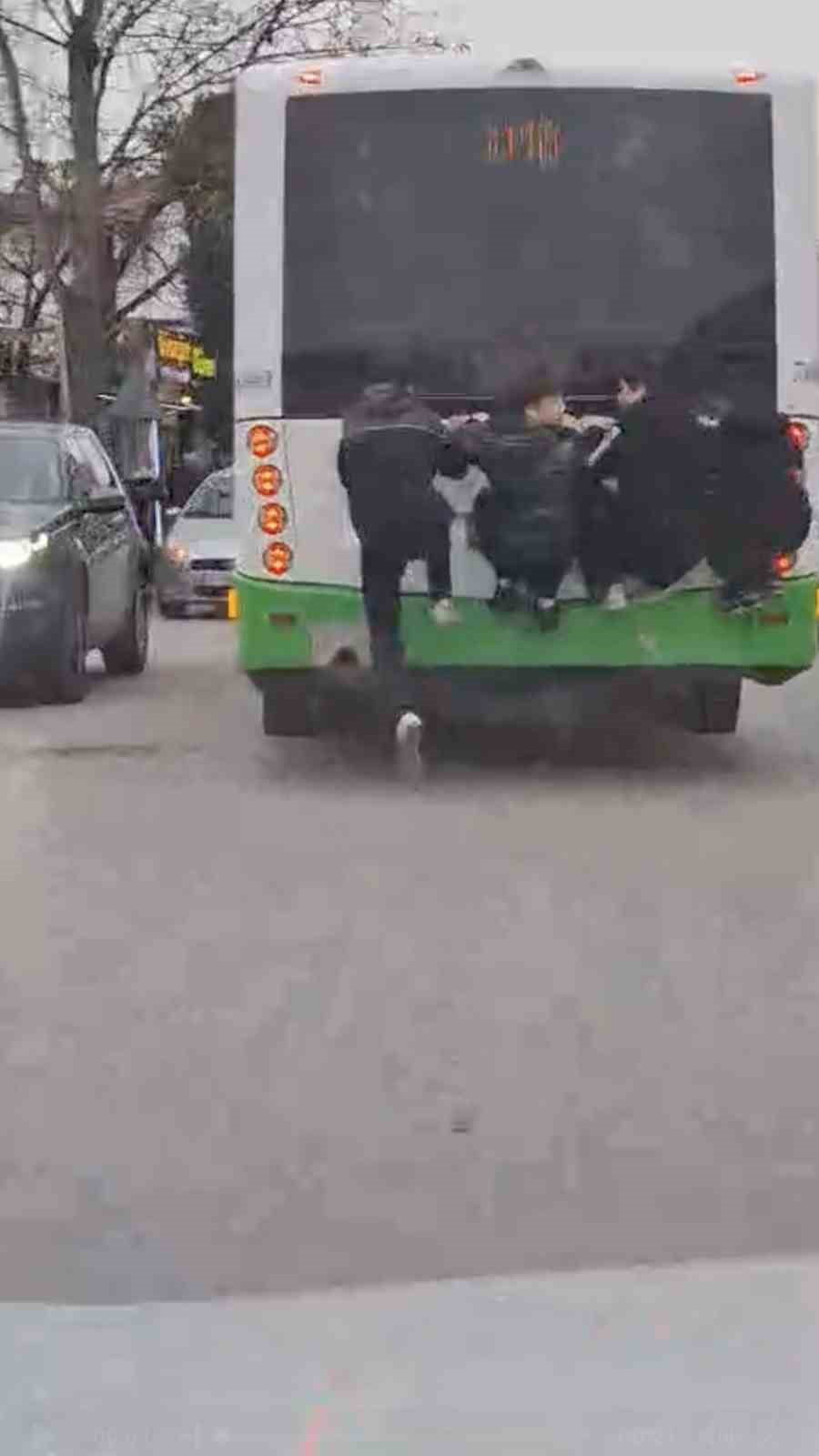 BURSA’NIN YILDIRIM İLÇESİ MİLLET MAHALLESİ’NDE SEYİR HALİNDEKİ ÖZEL HALK OTOBÜSÜNÜN ARKASINA...