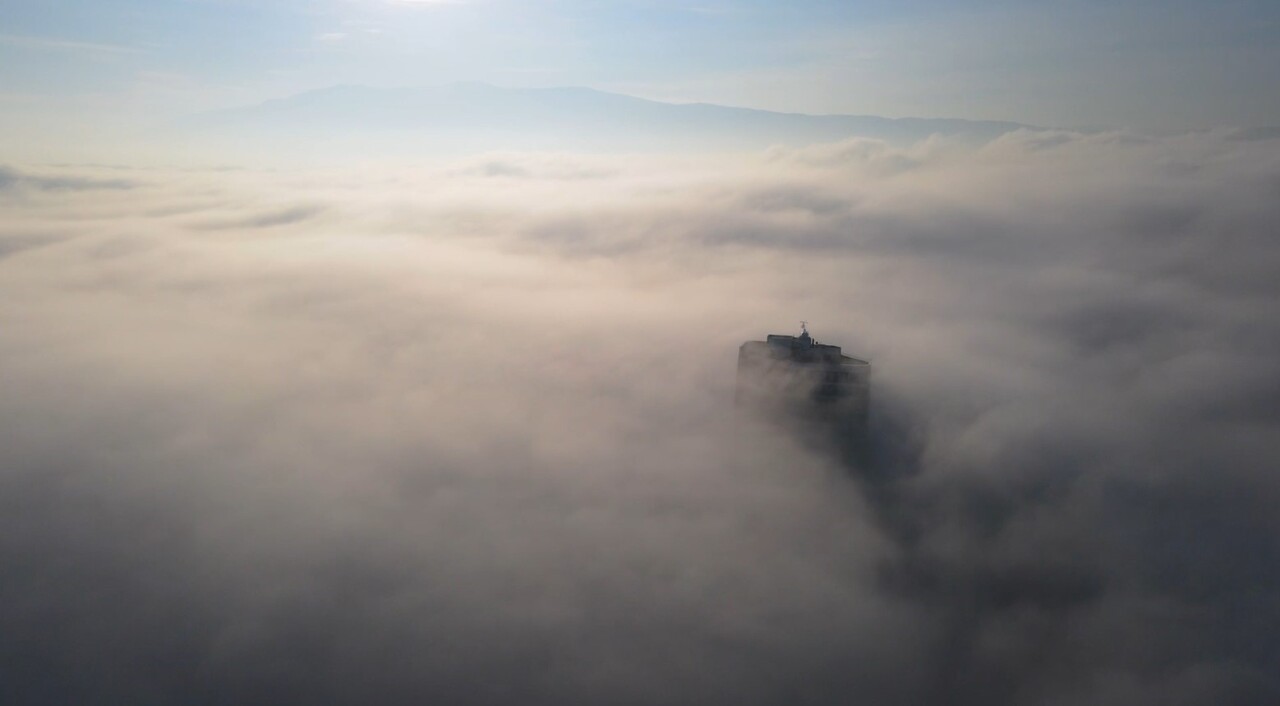 BURSA SABAH SAATLERİNDE YOĞUN SİSİN ETKİSİ ALTINA GİRDİ. KENTİN BÜYÜK BÖLÜMÜ ADETA GÖRÜNMEZ HALE...