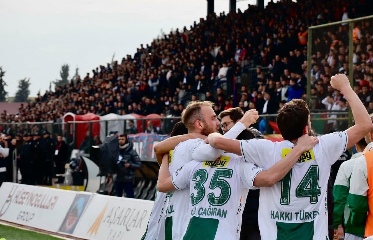 BURSASPOR, LİDER MARDİN 1969 SPOR'U DEPLASMANDA 2-1 MAĞLUP ETTİ