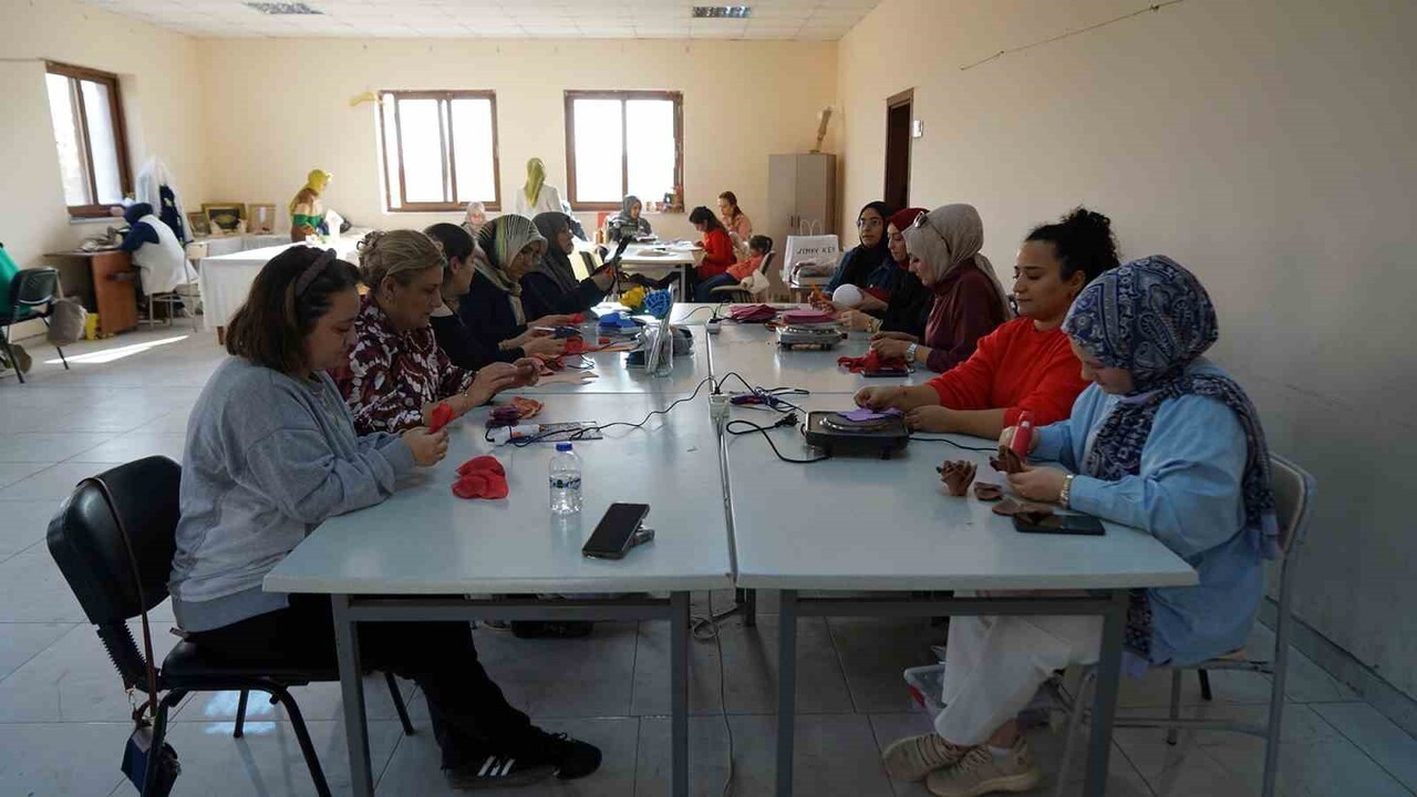 BÜYÜKŞEHİR BELEDİYESİNİN KADIN SANAT VE YAŞAM MERKEZİ ATÖLYELERİ’NDE 8 FARKLI KURSTA 310 KADINA...