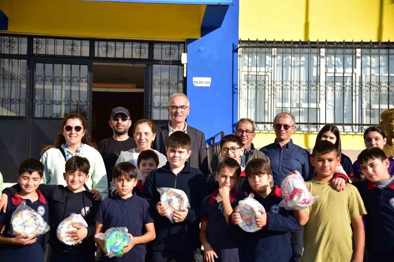 BÜYÜKŞEHİR’DEN OKULLARA SPOR EKİPMANI DESTEĞİ