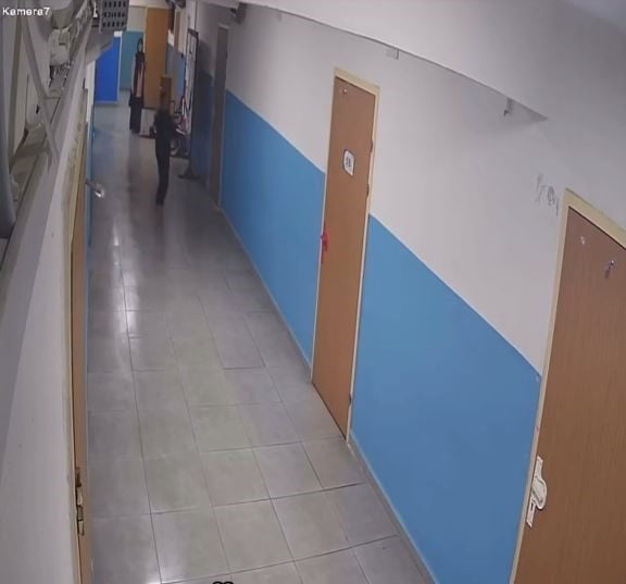 ÇALICA ORTAOKULU ÖĞRENCİSİ GÜLÇİN MİRAY KARAMAN, TEMİZLİK YAPILAN KORİDORU KİRLETMEMEK İÇİN...