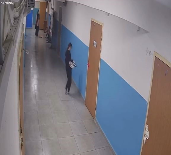 ÇALICA ORTAOKULU ÖĞRENCİSİ GÜLÇİN MİRAY KARAMAN, TEMİZLİK YAPILAN KORİDORU KİRLETMEMEK İÇİN...