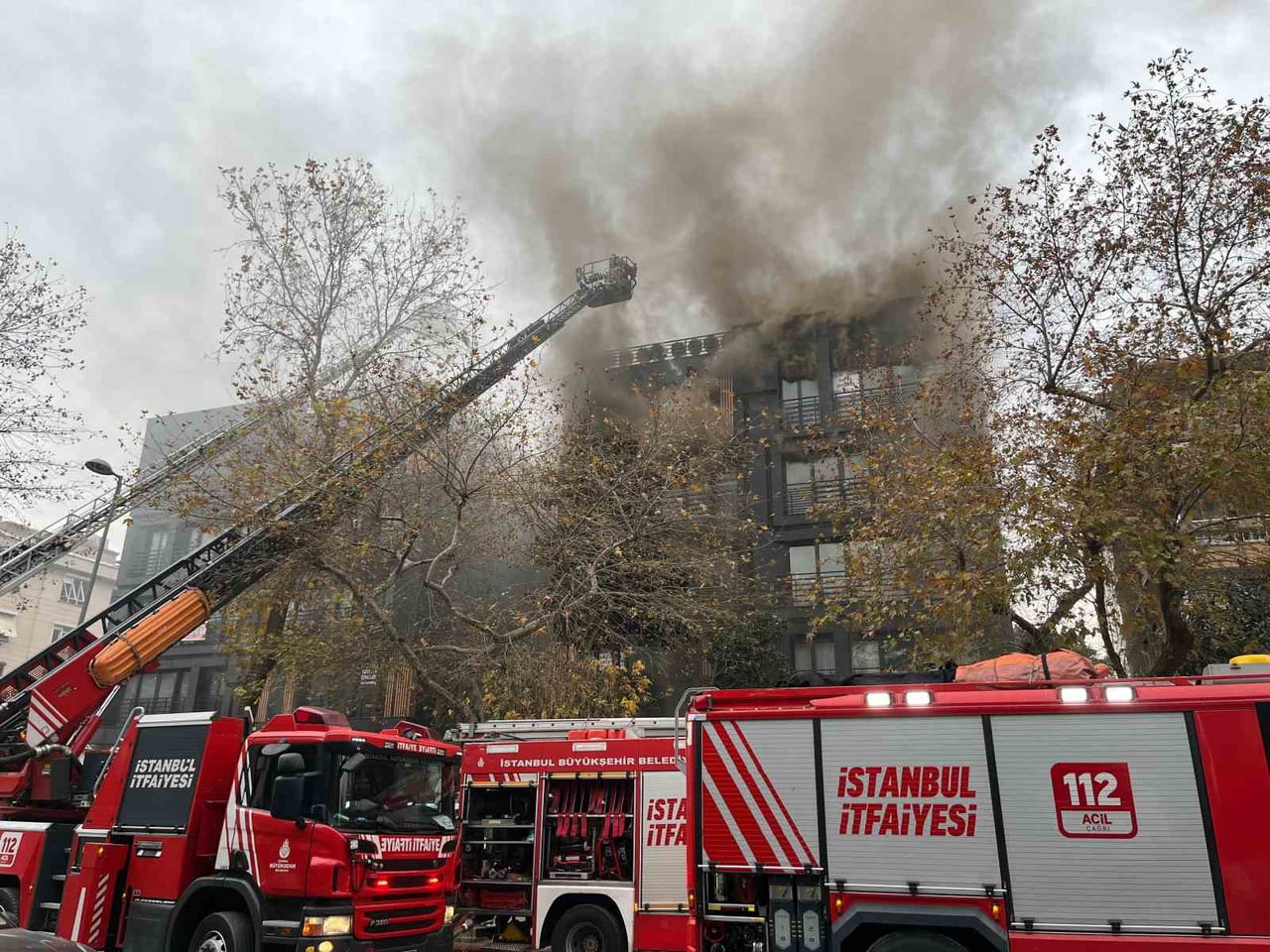 ÇALIŞMALAR NEDENİYLE BAĞDAT CADDESİ TAMAMEN TRAFİĞE KAPATILDI. POLİS EKİPLERİ TARAFINDAN YANGININ...