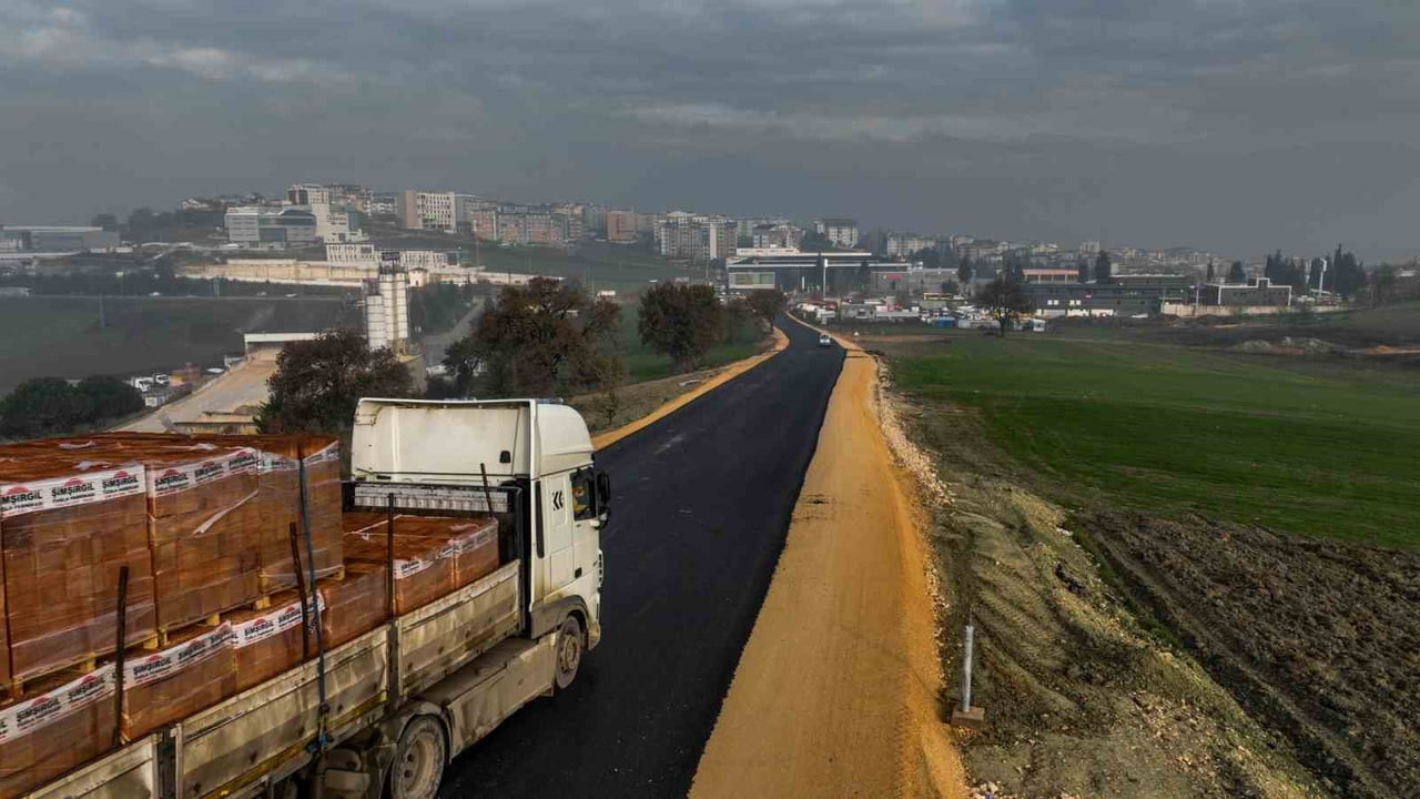 ÇAMLIK BULVARI’NDA ÇINARCIK BARAJI İSALE HATTI ÇALIŞMALARI TAMAMLANIRKEN, YOL SABAHA KARŞI YENİDEN...