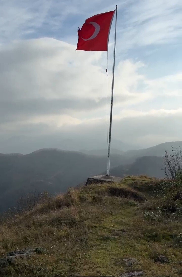 ÇANAKÇI İLÇESİNDEKİ KARINCA KALESİ'NİN ZİRVESİNDE BULUNAN TÜRK BAYRAĞI YIPRANDI. BÖLGE SAKİNLERİ...