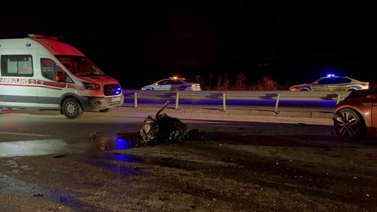 ÇANAKKALE'DE İDDİAYA GÖRE POLİSİN DUR İHTARINA UYMAYAN OTOMOBİL TERS YÖNE GÖREN OTOMOBİL, KARŞI...