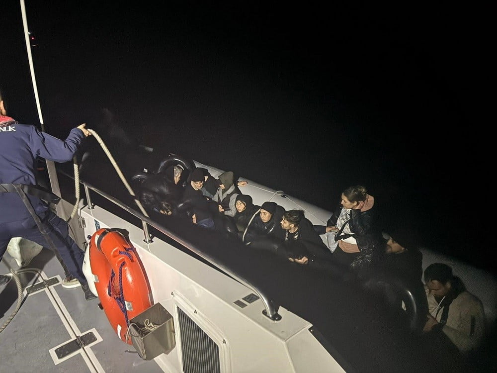 ÇANAKKALE’NİN AYVACIK İLÇESİ AÇIKLARINDA SAHİL GÜVENLİK KOMUTANLIĞI EKİPLERİNCE LASTİK BOT...