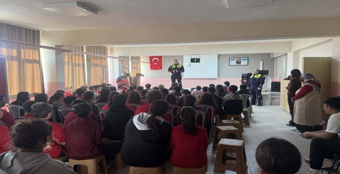 ÇANAKKALE’NİN EZİNE İLÇESİNDE TRAFİK JANDARMASI EKİPLERİ TARAFINDA İLKÖĞRETİM OKULUNDAKİ ÖĞRENCİ...