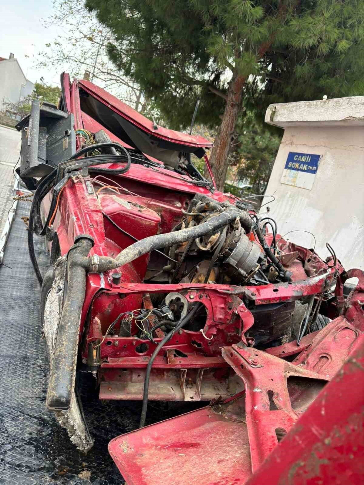 ÇANAKKALE’NİN GELİBOLU İLÇESİNDE OTOMOBİLİYLE SEYİR HALİNDE OLAN ALPER ATICI(28), DİREKSİYON...