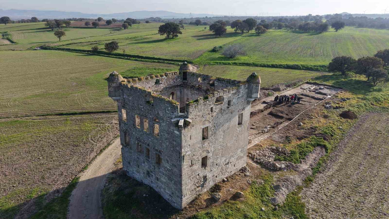 ÇANAKKALE VALİSİ DOÇ. DR. ÖMER TORAMAN, CEZAYİRLİ HASAN PAŞA KÖŞKÜ'NÜN 2025 YILI KAZI VE TEMİZLİK...