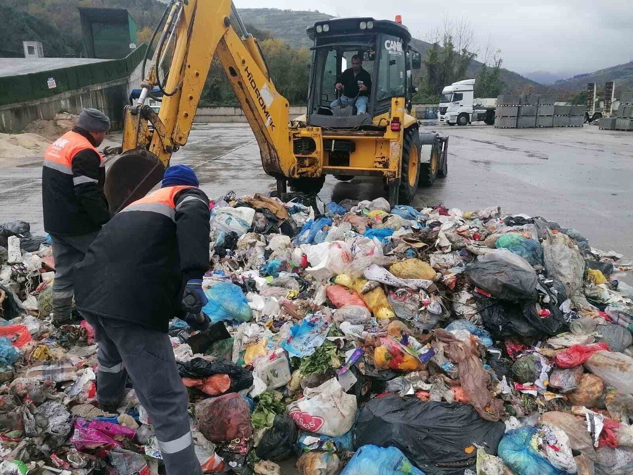 CANİK BELEDİYESİ, ÇÖP KAMYONLARINA YERLEŞTİRDİĞİ OTONOM TAKİP SİSTEMİYLE VATANDAŞIN KAYIP ZİYNET...