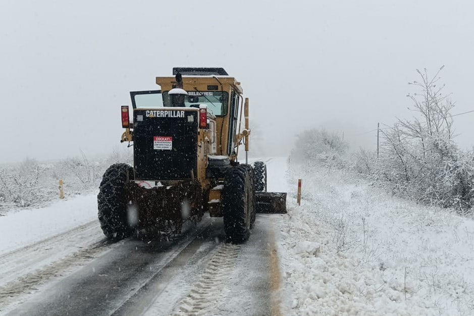 CANİK BELEDİYESİ, İLÇENİN YÜKSEK KESİMLERİNDE ETKİLİ OLAN KAR YAĞIŞLARINA KARŞI SAHADA...