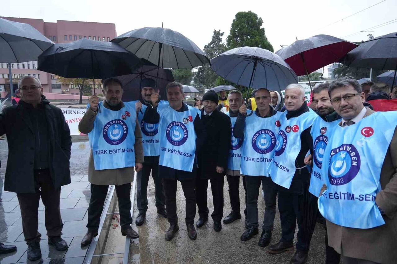 CANİK İLÇESİNDEKİ BİR HALI SAHADA OYNANAN GÜLİZAR-HASAN YILMAZ SPOR LİSESİ İLE ATAKUM ANADOLU...