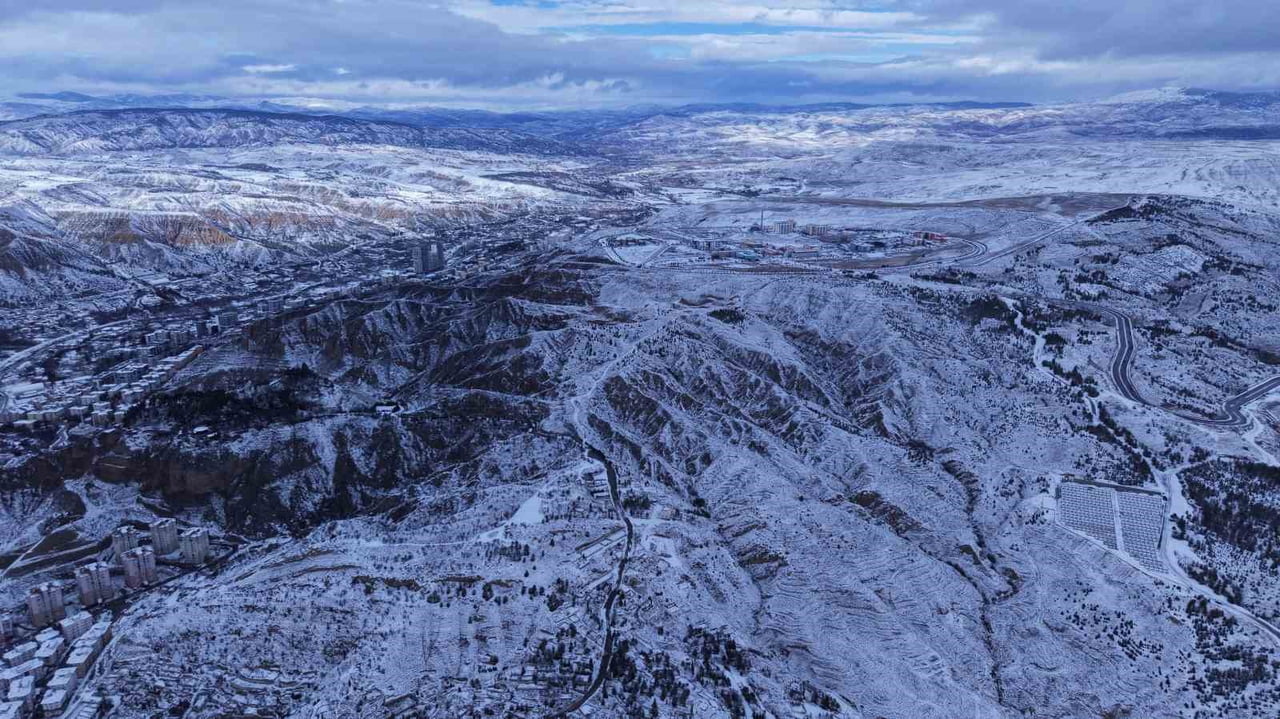 ÇANKIRI’DA KAR YAĞIŞI İLE BEYAZA BÜRÜNEN KENT MERKEZİ DRON İLE GÖRÜNTÜLENDİ.