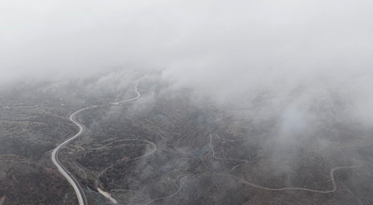 ÇANKIRI’DA SİS VE DAĞLARIN BULUŞMASIYLA ORTAYA ÇIKAN MANZARA DRON İLE HAVADAN...