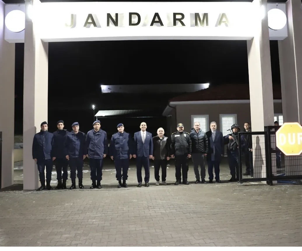 ÇANKIRI VALİSİ MUSTAFA FIRAT TAŞOLAR, YILBAŞI TEDBİRLERİ ÇERÇEVESİNDE GÖREV BAŞINDA OLAN JANDARMA...