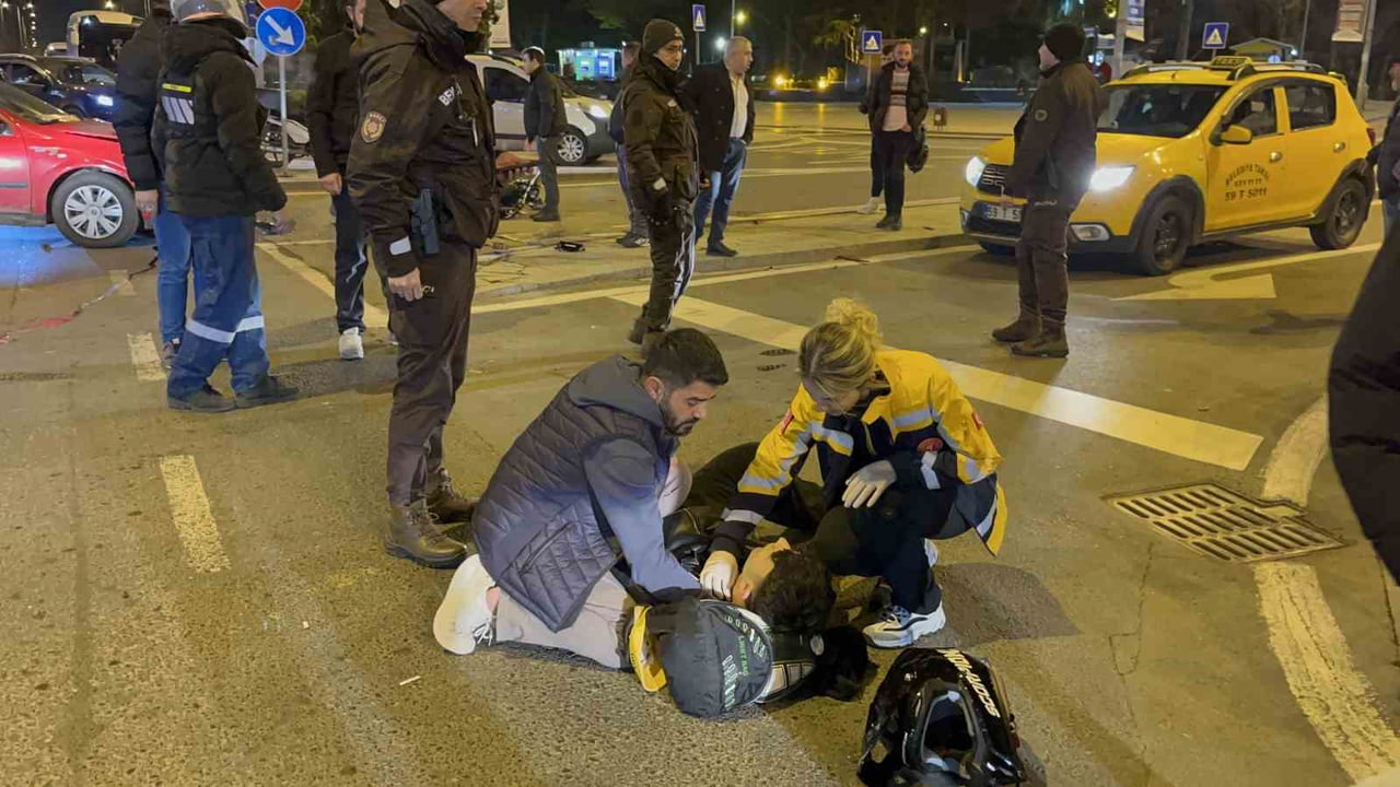 ÇARPIŞTIĞI ARABANIN ÜZERİNDEN TAKLA ATTI: O ANLAR KAMERADA