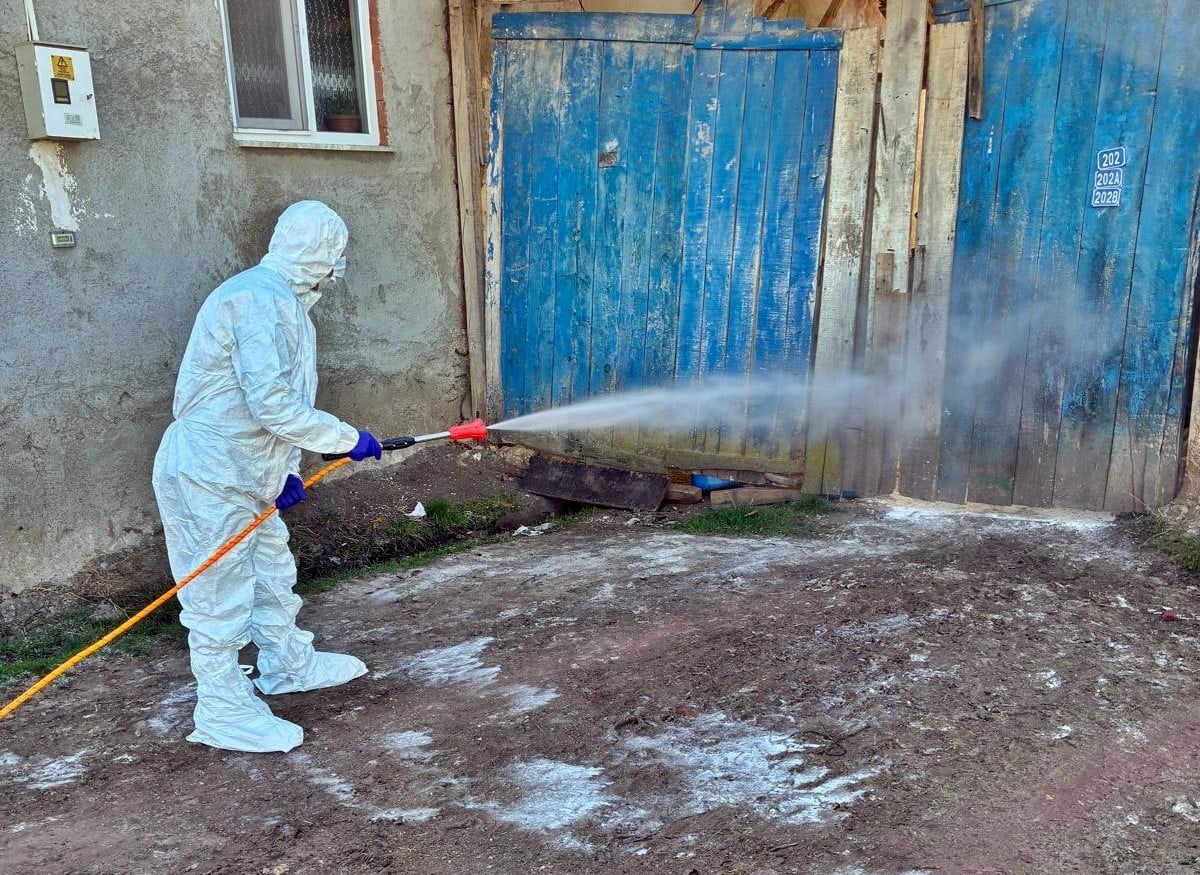 ÇAVDARHİSAR’DA HAYVAN İŞLETMELERİNDE SALGIN HASTALIKLARA KARŞI DEZENFEKSİYON