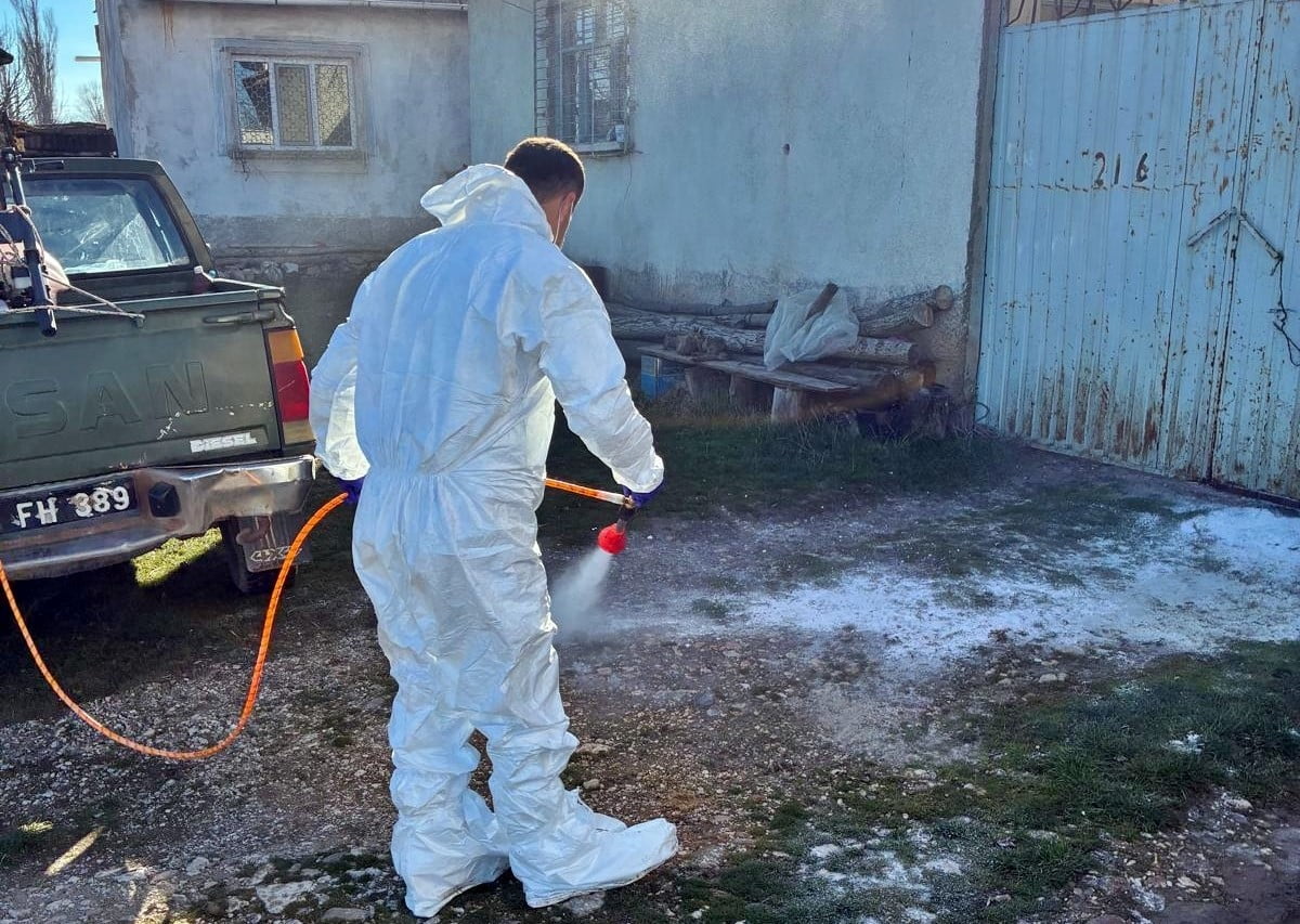 ÇAVDARHİSAR’DA HAYVAN İŞLETMELERİNDE SALGIN HASTALIKLARA KARŞI DEZENFEKSİYON