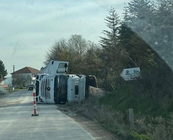 ÇAYCUMA'DA KONTROLÜ KAYBEDEN TIR DEVRİLDİ