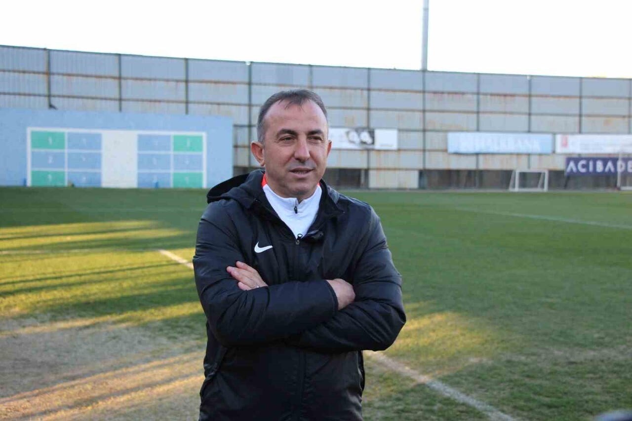 ÇAYKUR RİZESPOR TEKNİK DİREKTÖRÜ RECEP UÇAR, MEHMET CENGİZ TESİSLERİ’NDE GERÇEKLEŞEN ANTRENMAN...