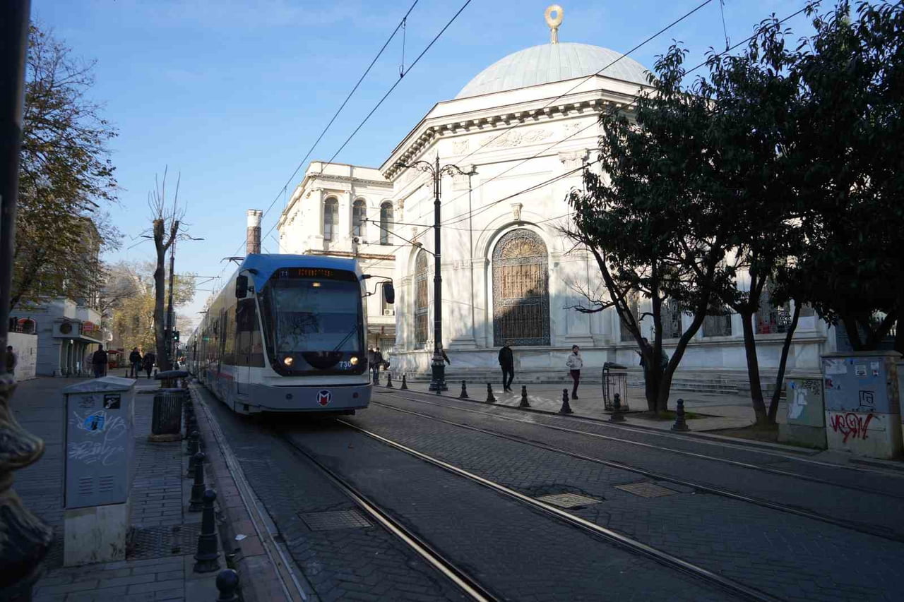 ÇEMBERTAŞ'TA BULUNAN SULTAN 2. ABDÜLHAMİD HAN'IN TÜRBESİNDEN GEÇEN TRAMVAY SES İZOLASYONLU...