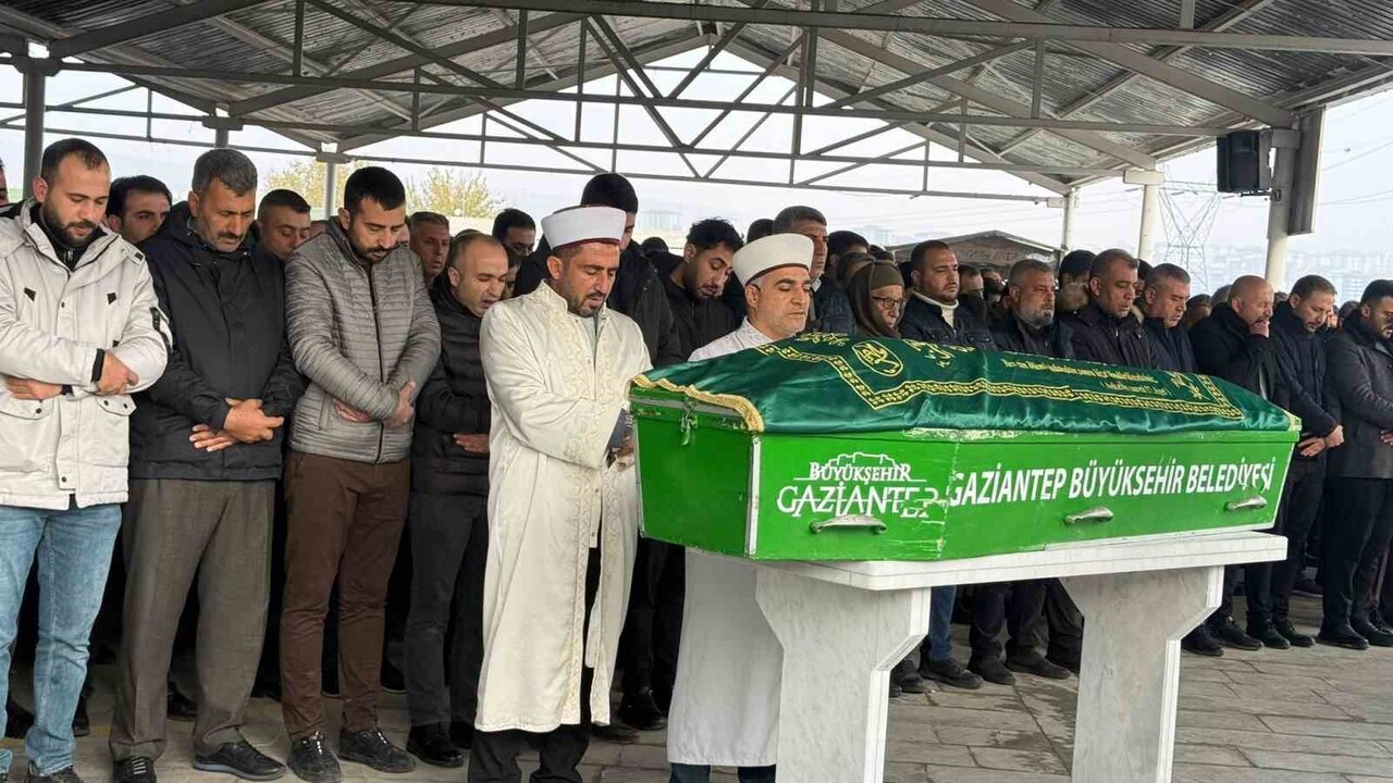 CENAZELERDEN ÖKKEŞ ACET VE ESMA ATLAR, ASRİ MEZARLIK'TA BULUNAN BAHAEDDİN NAKIPOĞLU CAMİ'DE ÖĞLE...