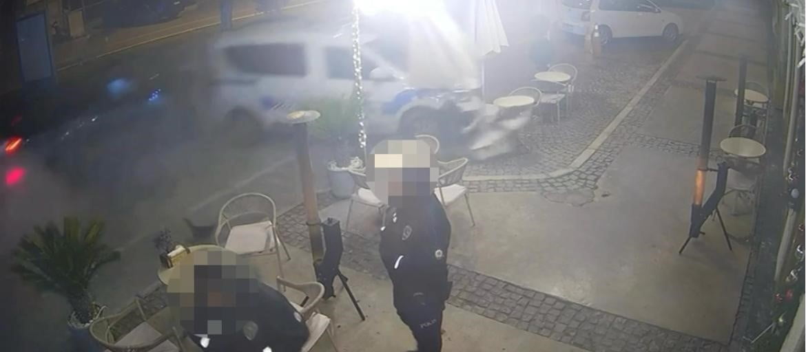 ÇEŞME’DE OTOMOBİLİN POLİS ARACINA ÇARPTIĞI ANLAR KAMERAYA YANSIDI