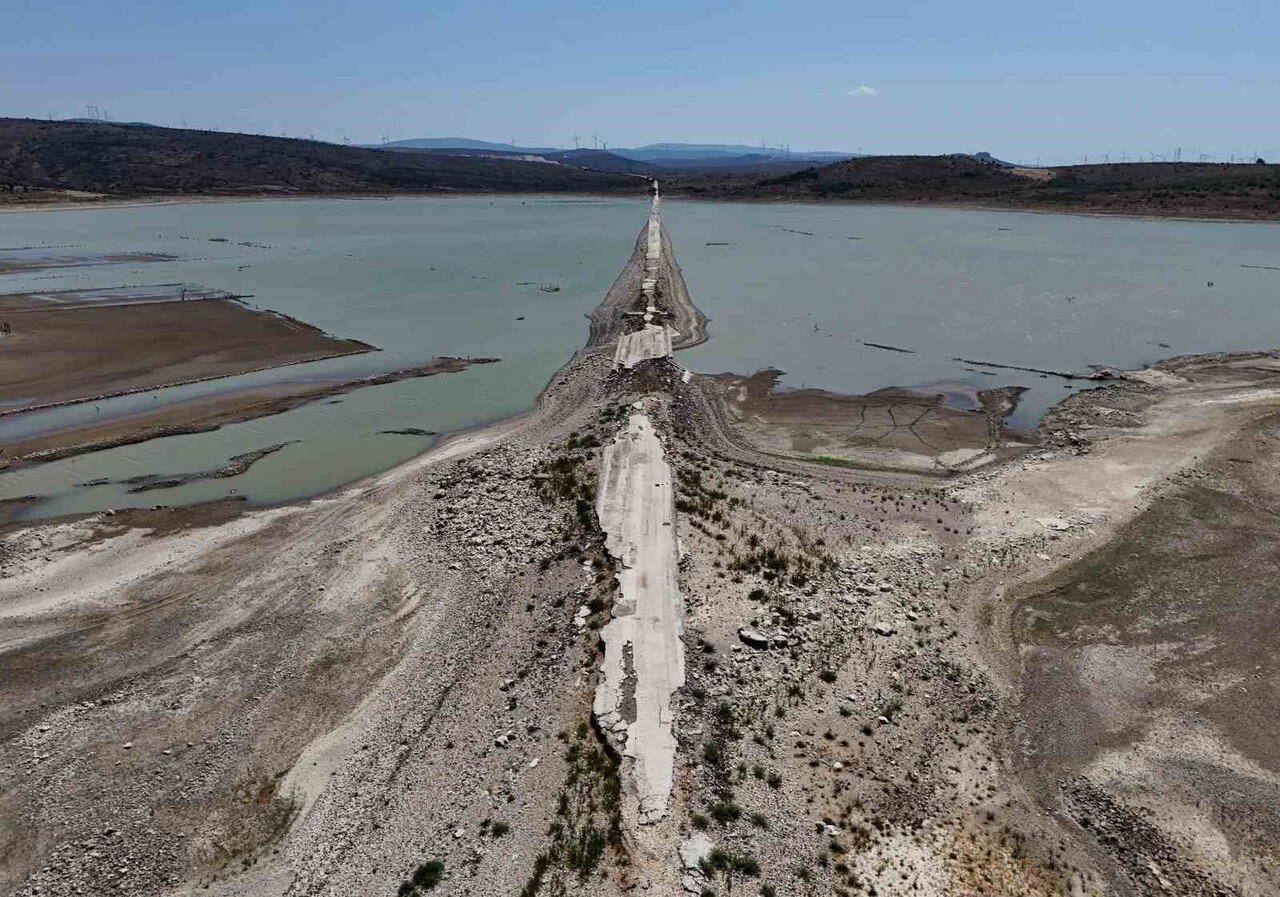 ÇEŞME İLÇESİNDE ÖNCEKİ GÜN METREKAREYE 126 KİLOGRAM YAĞMUR DÜŞMESİNE RAĞMEN İLÇENİN EN ÖNEMLİ SU...