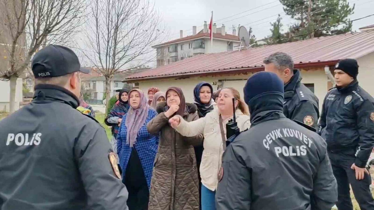 ÇEVİK KUVVET POLİSİNİN ÖNLEM ALDIĞI MAHALLEDE KADINLAR "HER ŞEYİ DEVLETTEN BEKLEMEYECEKSİN, MİLLET...