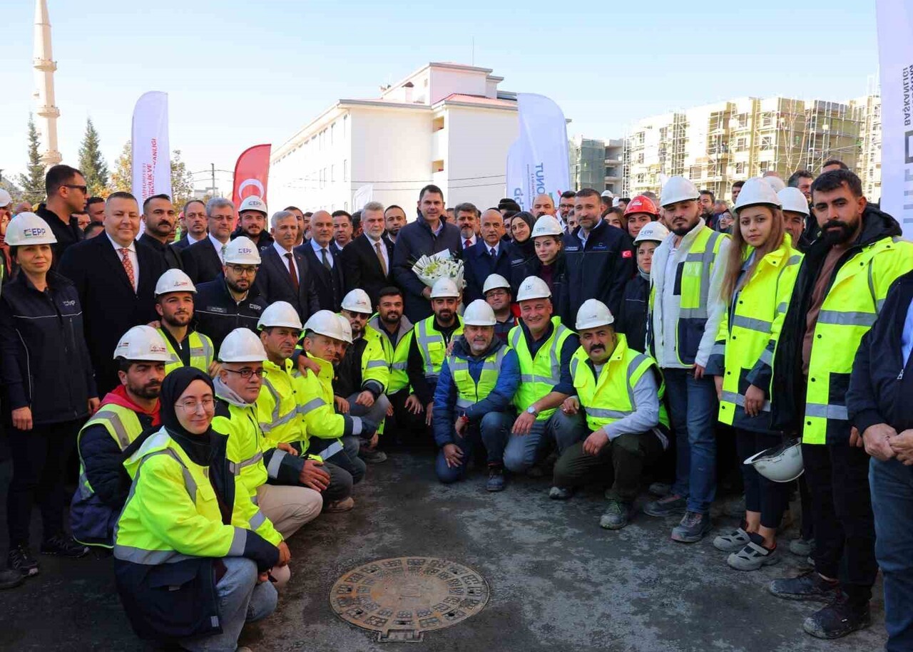 ÇEVRE, ŞEHİRCİLİK VE İKLİM DEĞİŞİKLİĞİ BAKANI MURAT KURUM, KENTTE DEVAM EDEN İNŞAAT ÇALIŞMALARINI...