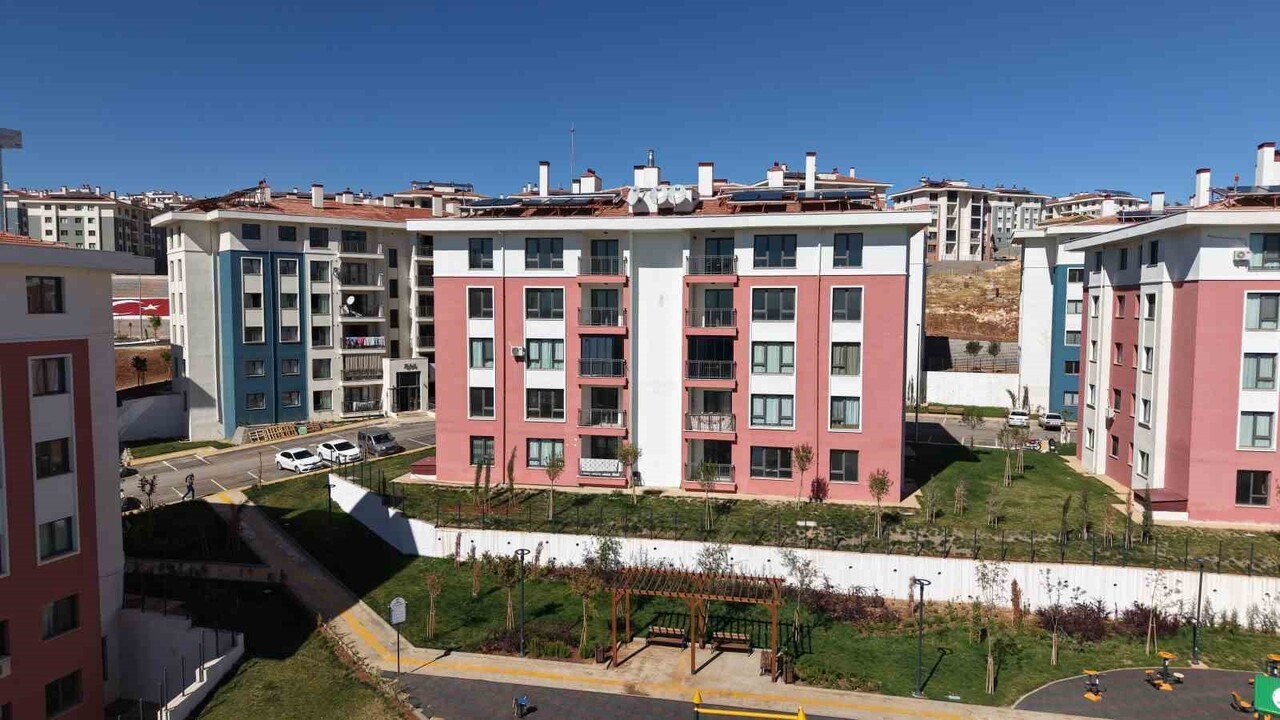 ÇEVRE, ŞEHİRCİLİK VE İKLİM DEĞİŞİKLİĞİ BAKANLIĞI TARAFINDAN ADIYAMAN’DA YAPILAN DEPREM KONUTLARI...