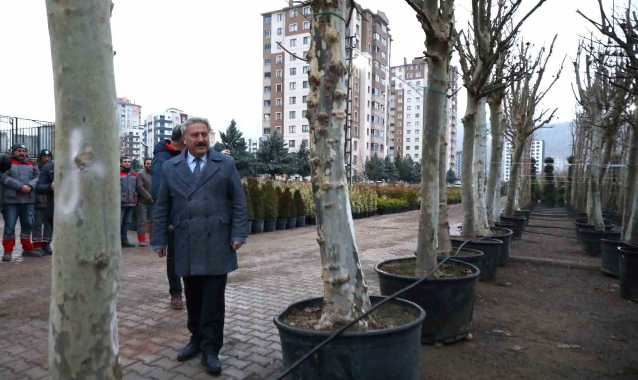 ÇEVREYE DUYARLI ÇALIŞMALAR KAPSAMINDA İLÇE GENELİNDE YEŞİLE VE AĞAÇLANDIRMAYA ÖNEM VEREN MELİKGAZİ...