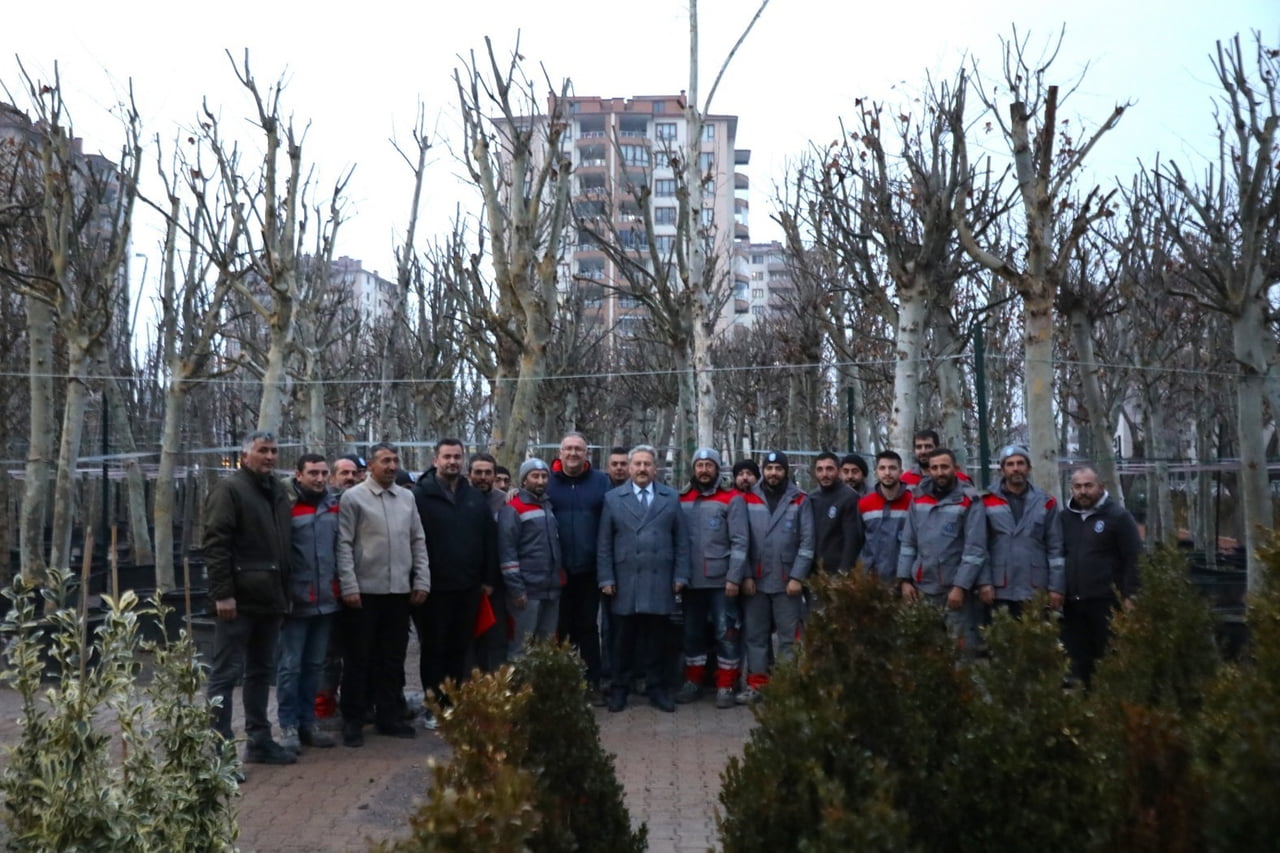 ÇEVREYE DUYARLI ÇALIŞMALAR KAPSAMINDA İLÇE GENELİNDE YEŞİLE VE AĞAÇLANDIRMAYA ÖNEM VEREN MELİKGAZİ...