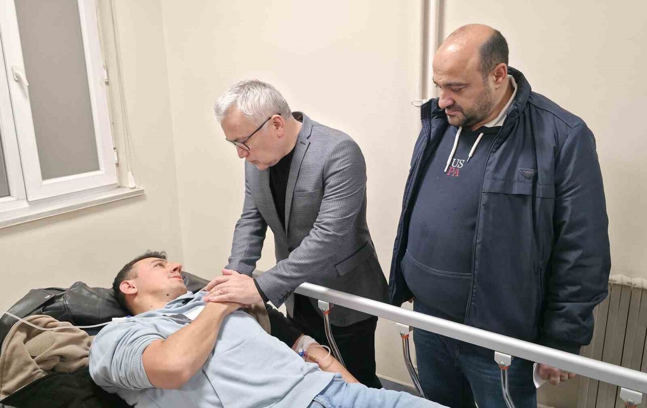 CEZAEVİ PERSONELİNİ TAŞIYAN OTOBÜSÜN YOLDAN ÇIKMASI SONUCU YARALANANLAR HASTANELERE KALDIRILDI;...