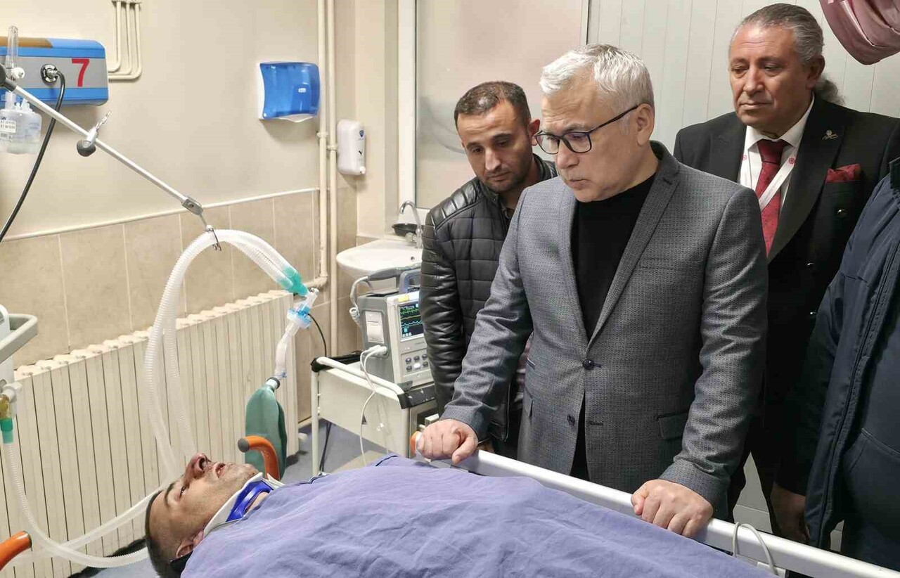 CEZAEVİ PERSONELİNİ TAŞIYAN OTOBÜSÜN YOLDAN ÇIKMASI SONUCU YARALANANLAR HASTANELERE KALDIRILDI;...