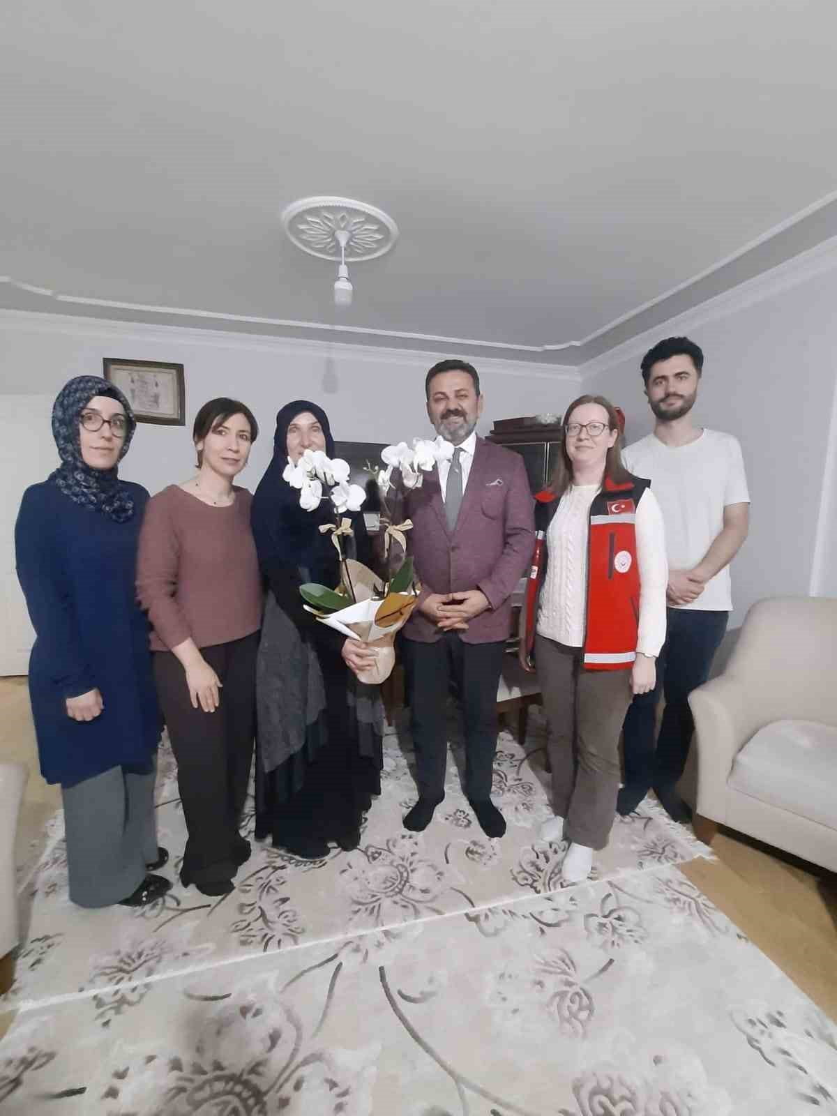 ÇİÇEKLER ŞEHİT ANNELERİNİN ELLERİYLE GÜZELLEŞTİ