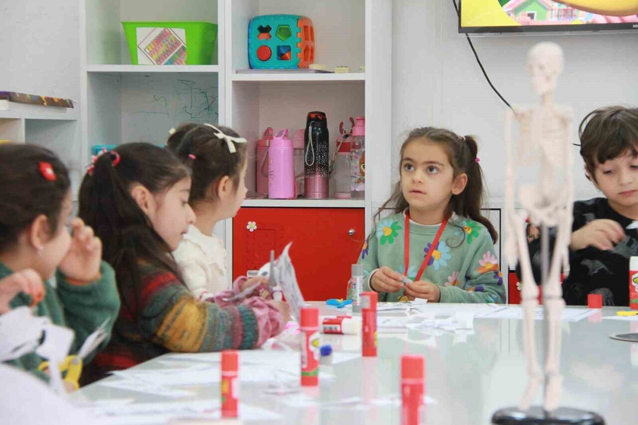 ÇİFT DALLI EĞİTİM VEREN 4-6 YAŞ KUR’AN KURSU ÖĞRENCİLERİ DİNİ EĞİTİM YANINDA FENNİ EĞİTİMLERLE HEM...