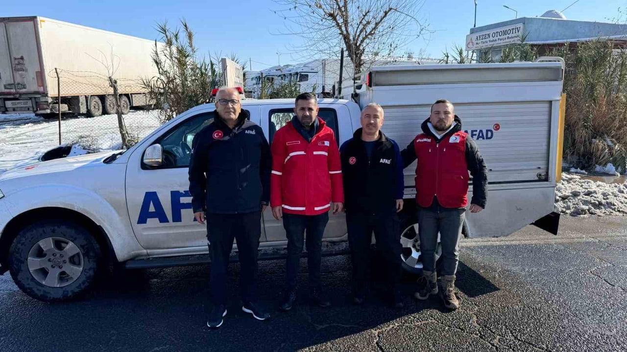 CİZRE KIZILAY'DAN YOLDA KALAN TIR ŞOFÖRLERİNE SICAK DESTEK