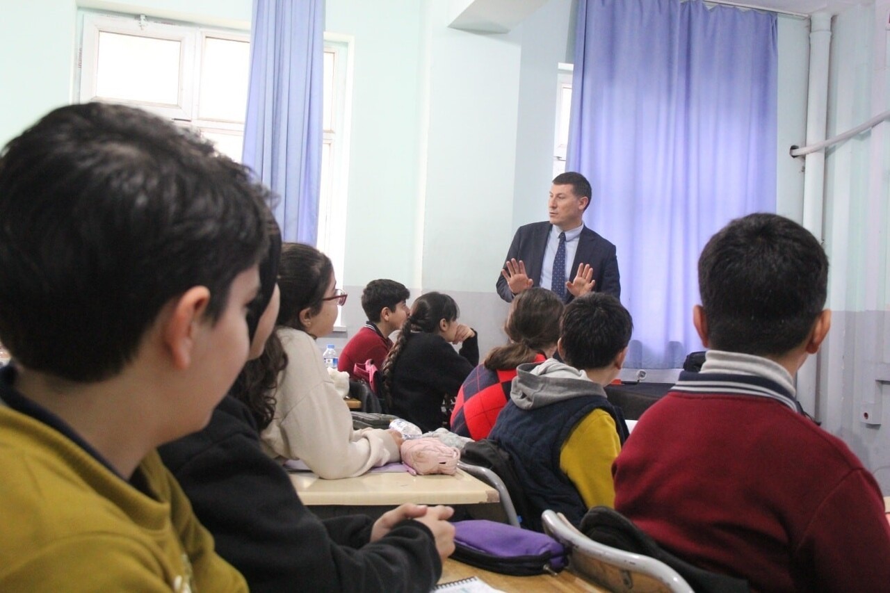 CİZRE ŞEHİT SAİT ATAK İLKOKULU-ORTAOKULU ÖĞRENCİLERİ İLE BİRARAYA GELEN MİLLİ EĞİTİM MÜDÜRÜ ŞAHAN...