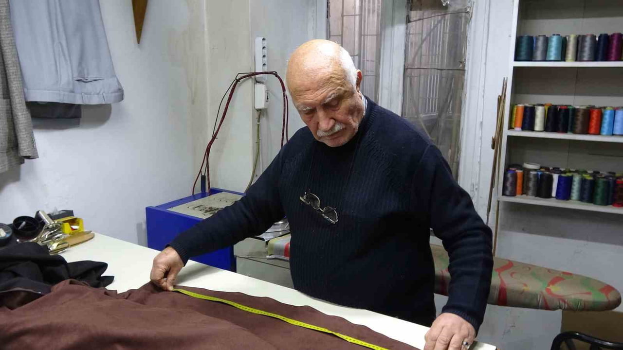 ÇOCUK YAŞLARDAYKEN USTASINDAN ÖĞRENDİĞİ TERZİLİK MESLEĞİNİ İLERLEMİŞ YAŞINA RAĞMEN SÜRDÜREN MÜSLÜM...