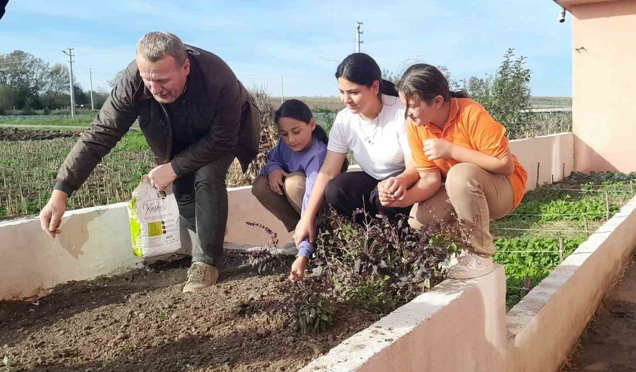 ÇOCUKLAR, OKUL BAHÇESİNDE TARIM YAPIYOR. HAYVANCILIK FAALİYETLERİ ÇERÇEVESİNDE İSE KOYUN, İNEK...