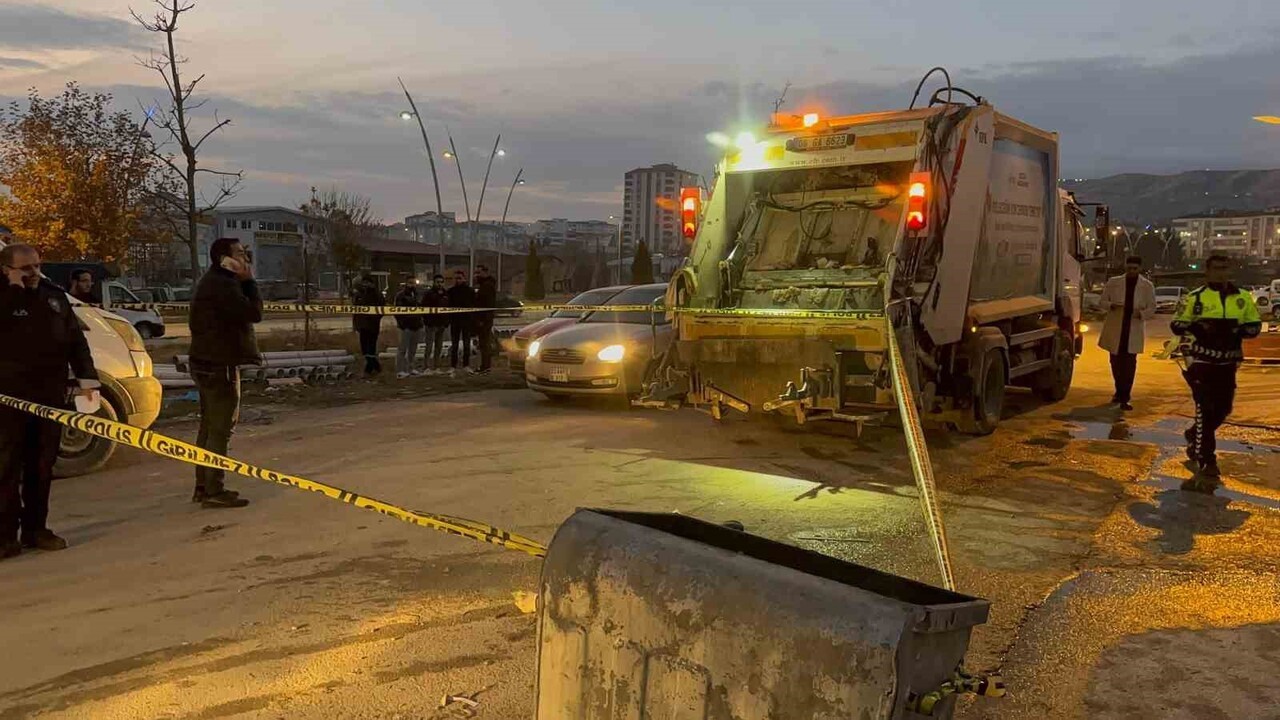 ÇÖP ARACI ALTINDA KALAN İŞÇİ ÖLDÜ