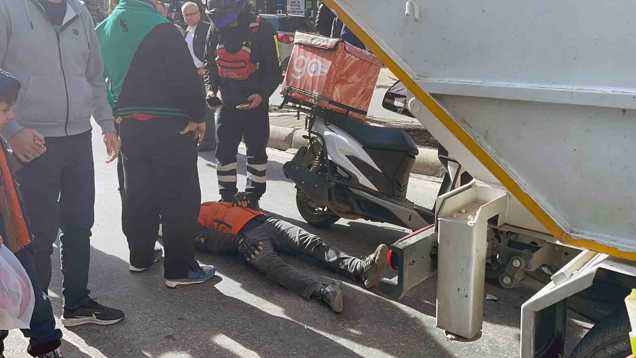 ÇÖP KAMYONUNA ÇARPAN MOTOKURYE YARALANDI