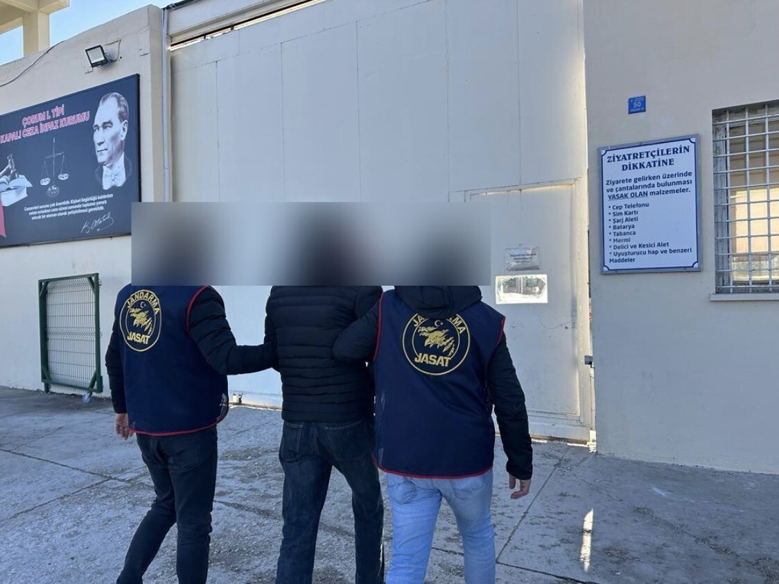 ÇORUM'DA 7 AYRI SUÇTAN 17 YIL 8 AY 21 GÜN KESİNLEŞMİŞ HAPİS CEZASI BULUNAN FİRARİ, JANDARMA...