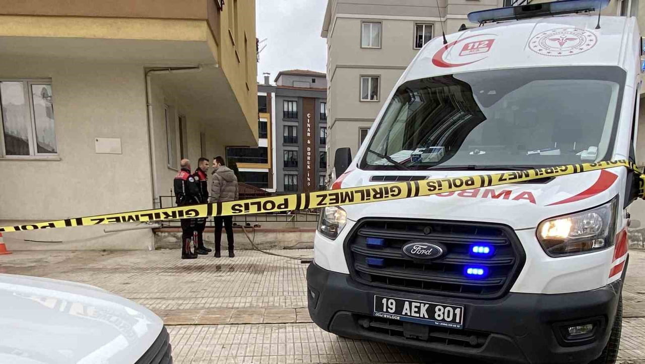 ÇORUM'DA BİR APARTMANIN 8'İNCİ KATINDAN DÜŞEN ADAM HAYATINI KAYBETTİ.